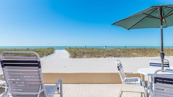 Condo clássico, 2 quartos, de frente para a praia (Entire apartment, 2 Bathrooms) | Terraço/pátio