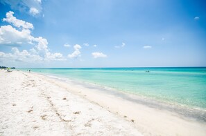 On the beach, white sand, sun-loungers, beach umbrellas - Casa Del Mar Longboat Key (Longboat Key)