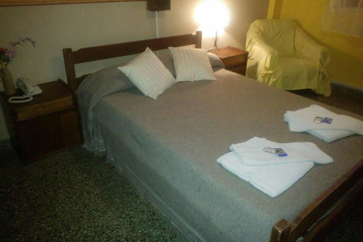 Caja fuerte, escritorio, camas supletorias gratuitas y wifi gratis