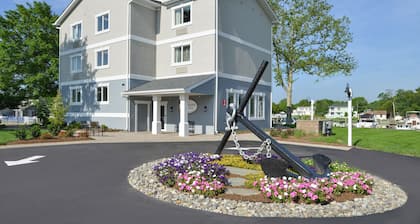 Anchored Inn at Hidden Harbour Marina