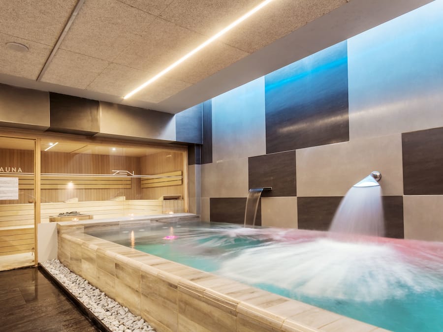 Couples treatment room(s), sauna, hot tub, steam room