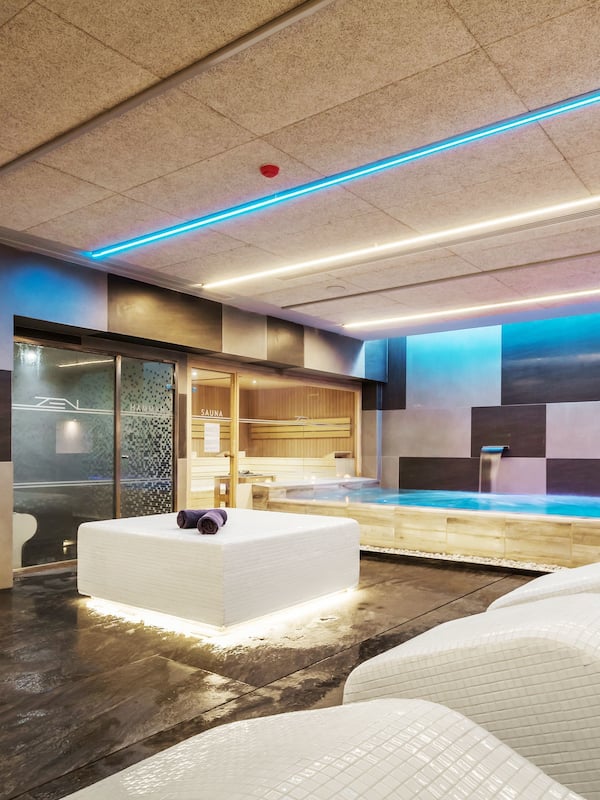 Couples treatment rooms, sauna, hot tub, steam room, hot springs