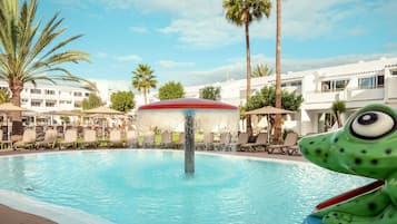 Outdoor pool, an infinity pool, sun loungers