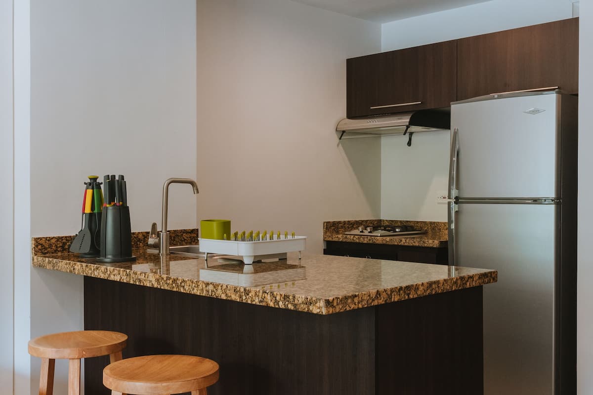 junior room | private kitchen | full-sized fridge, microwave, oven, stovetop