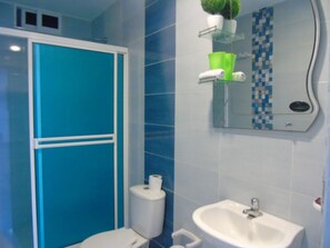 Classic Studio | Bathroom | Shower - Apartahotel Bahia Tropical (San Andrés)