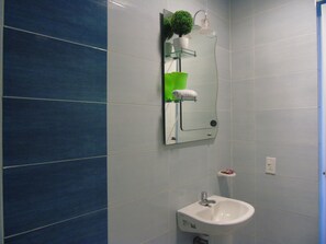 Family Apartment, 2 Bedrooms | Bathroom sink - Apartahotel Bahia Tropical (San Andrés)