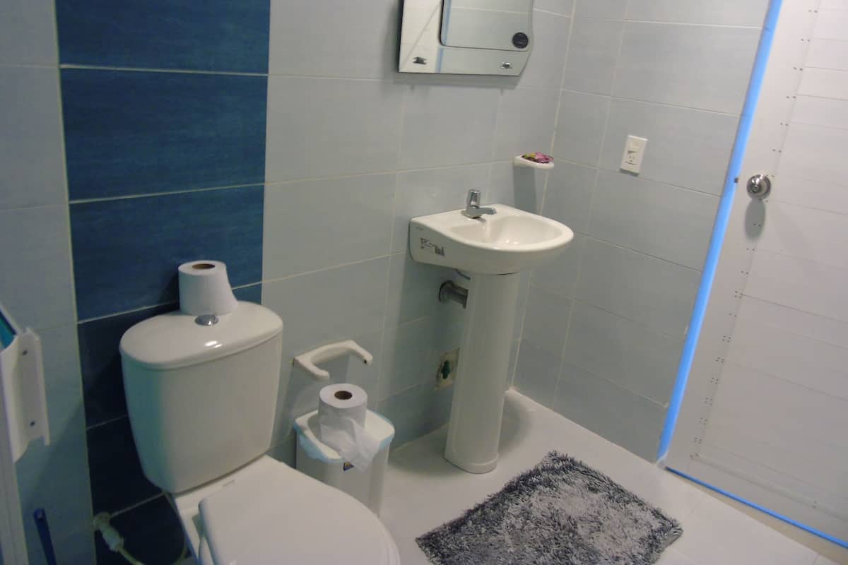 Departamento clásico, 1 habitación (Cuádruple) | Baño | Regadera