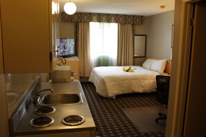 Room, 1 Queen Bed, Kitchenette | Private kitchen