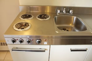 Een koelkast, een magnetron
