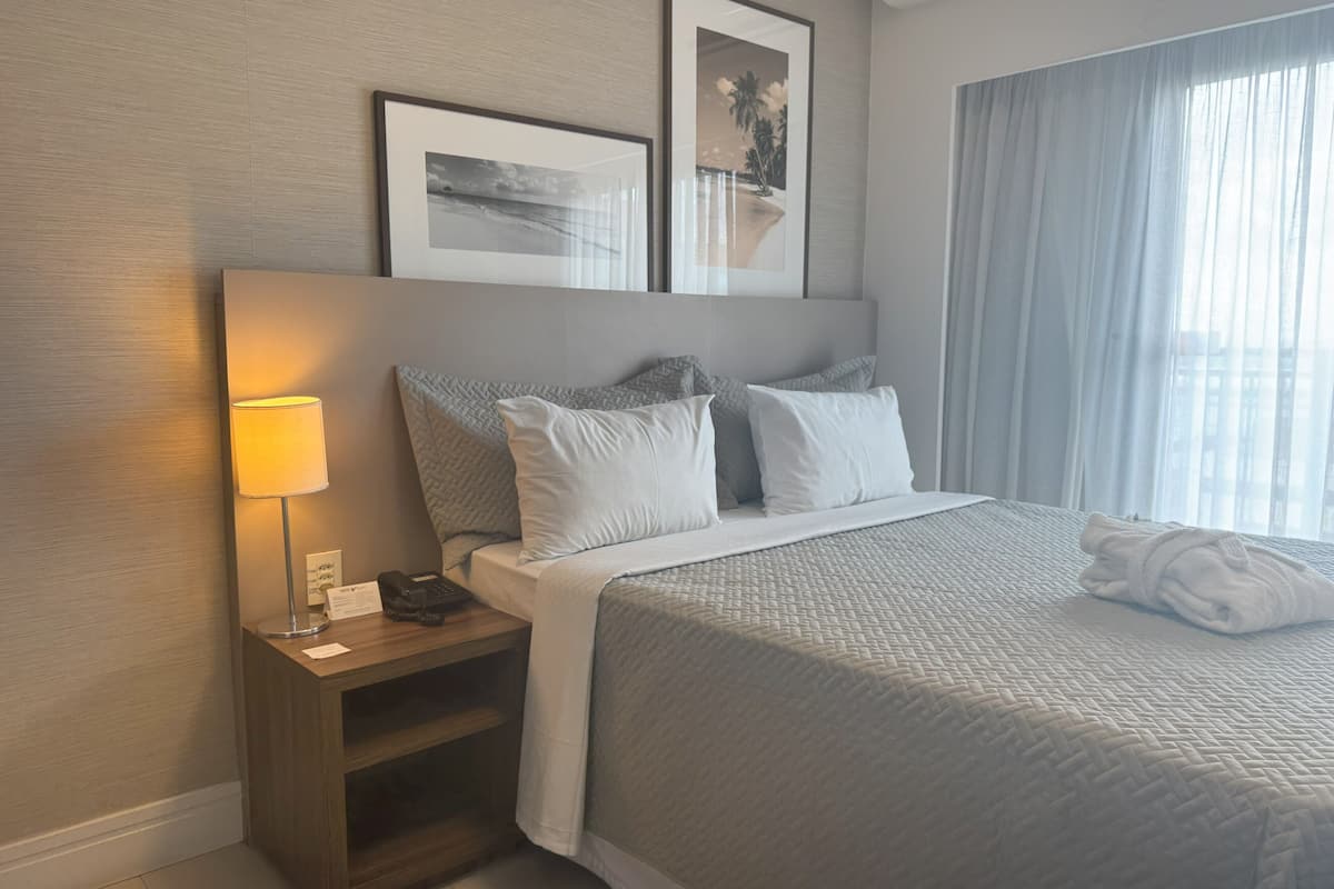 Suite supérieure, 1 grand lit | Literie hypoallergénique, minibar, coffre-fort, bureau