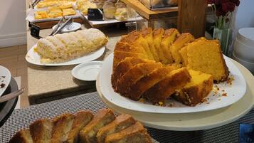 Un buffet proposant une variété de desserts, notamment des gâteaux et des pâtisseries.