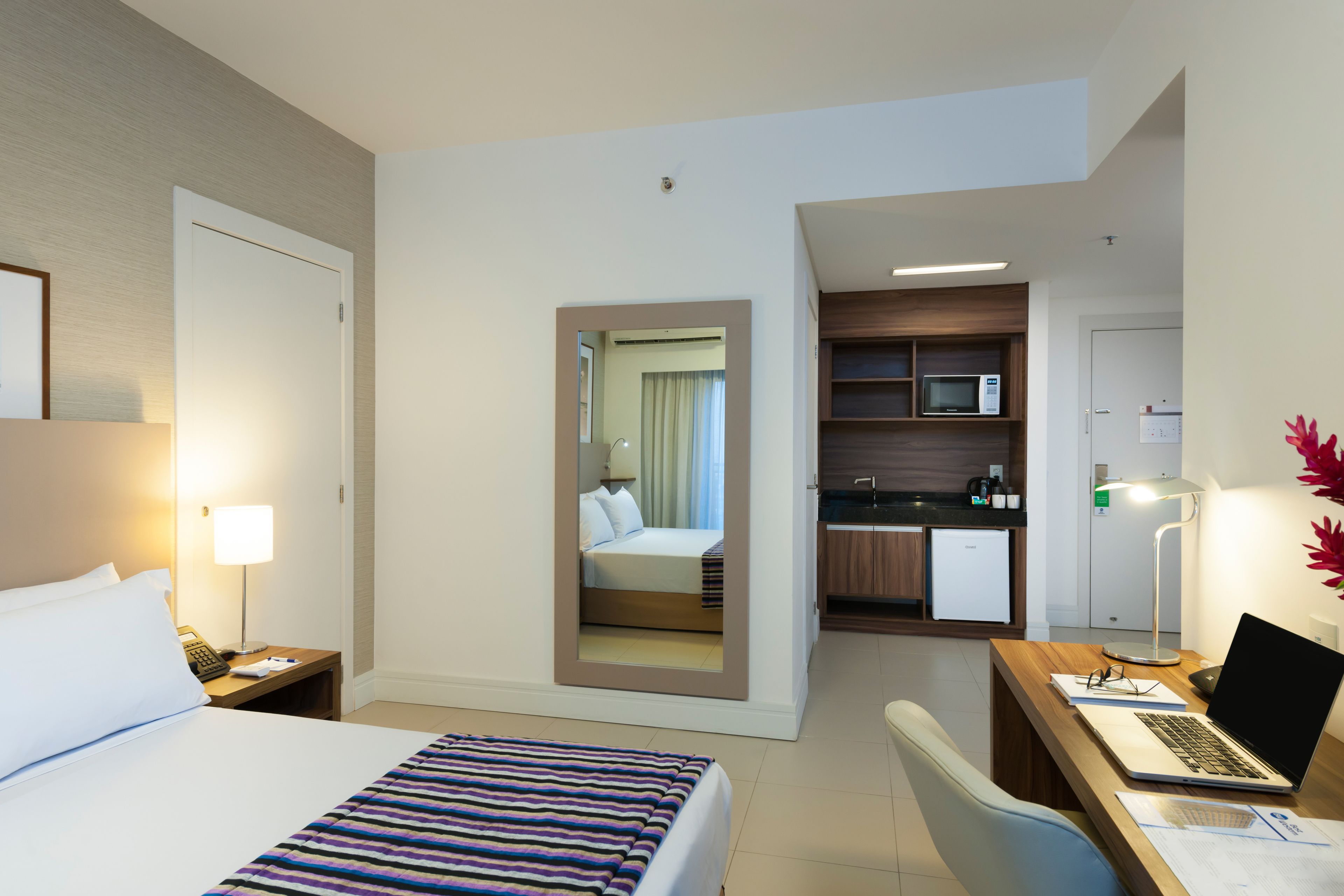 standard room, 1 queen bed, non smoking | hypo-allergenic bedding, minibar, in-room safe, desk