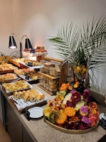 Café da manhã completo grátis todos os dias