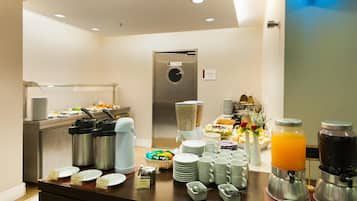 Café da manhã completo grátis todos os dias