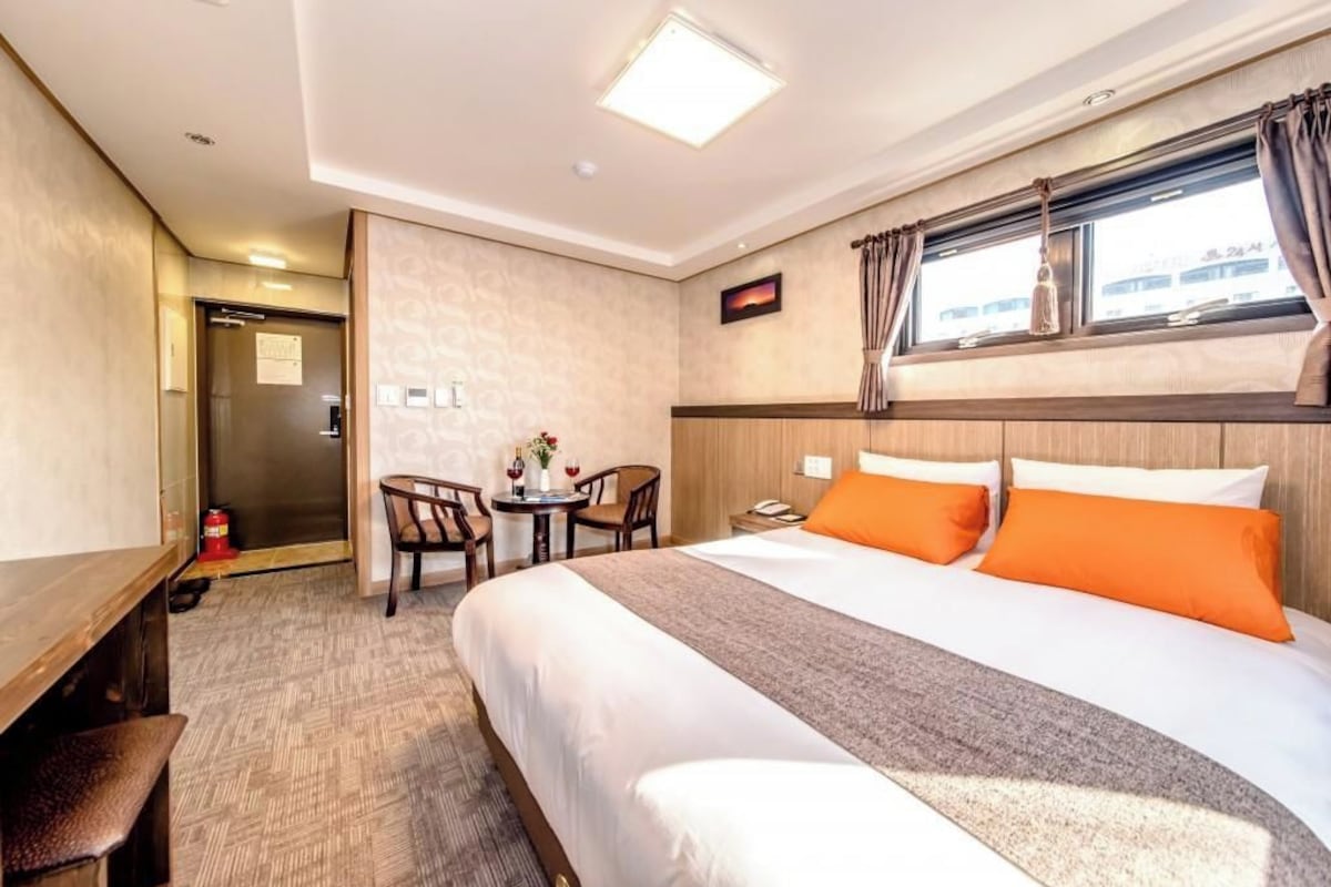 Luxe beddengoed, donsdekens, een kluis op de kamer, een bureau
