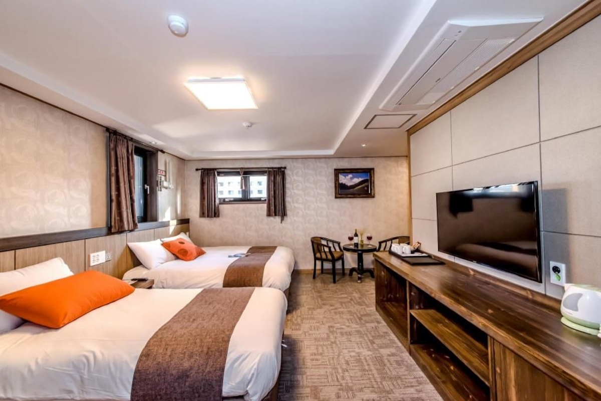 Luxe beddengoed, donsdekens, een kluis op de kamer, een bureau