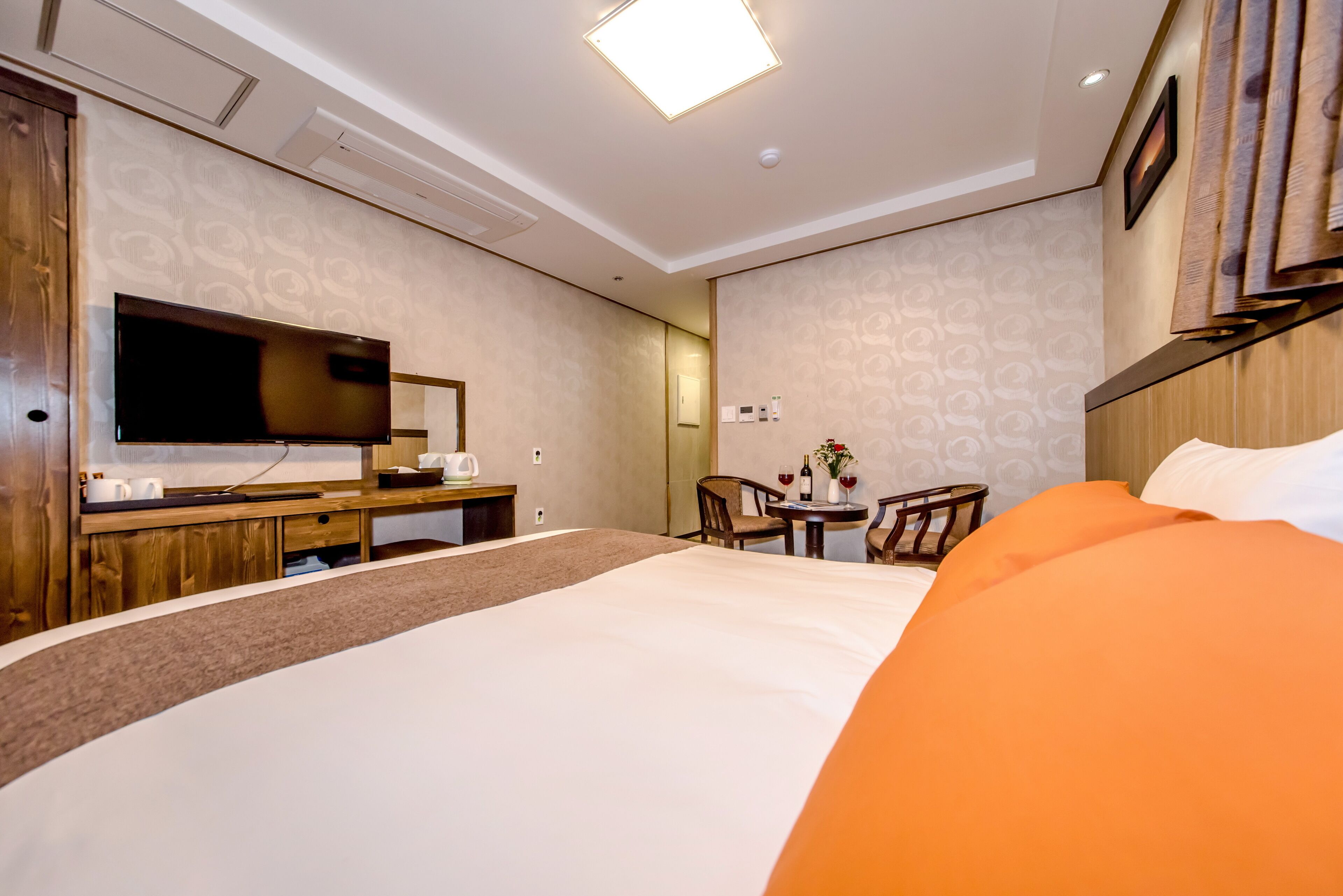 standard double room | premium bedding, down duvets, in-room safe, desk