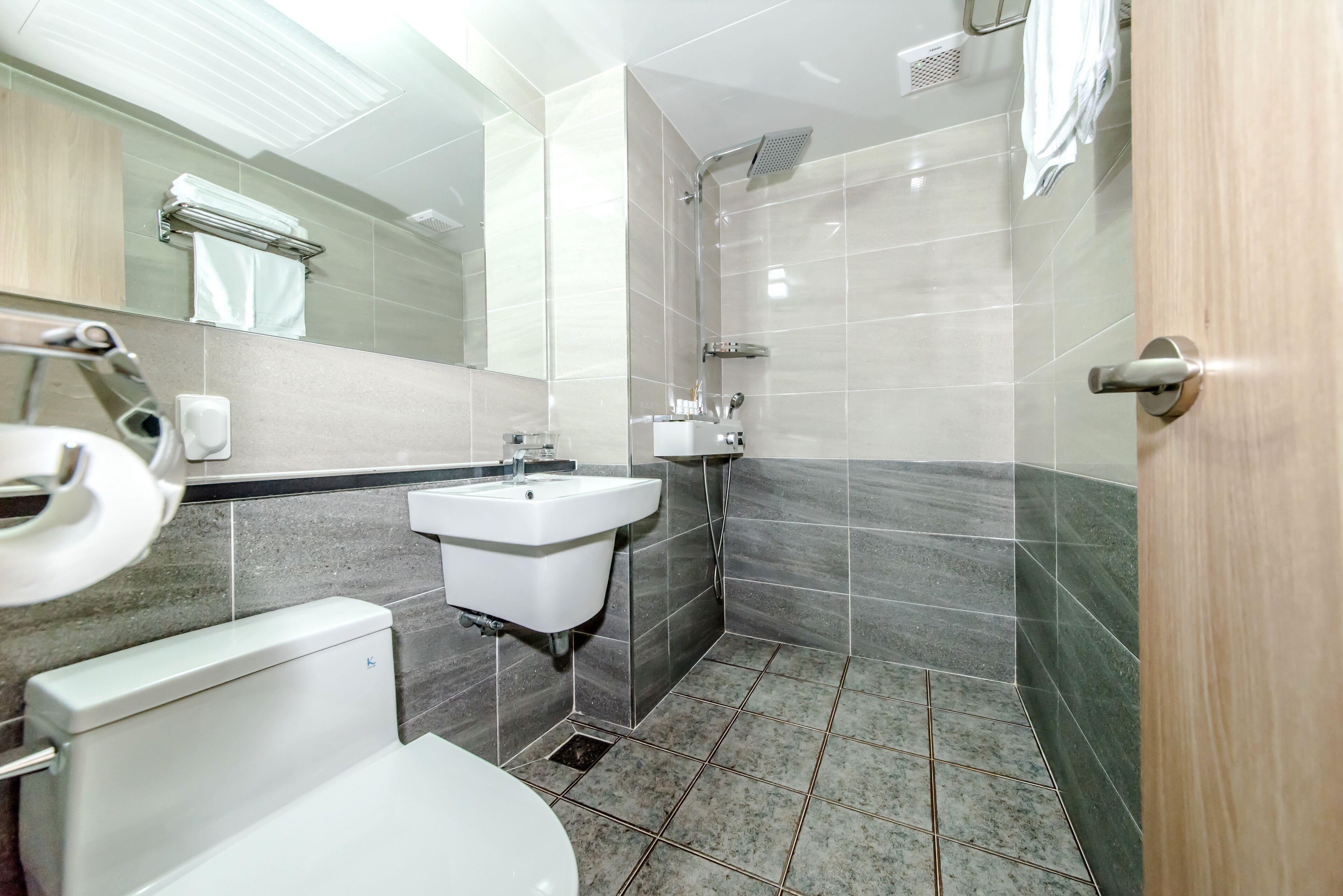 premium bedding, down duvets, in-room safe, desk