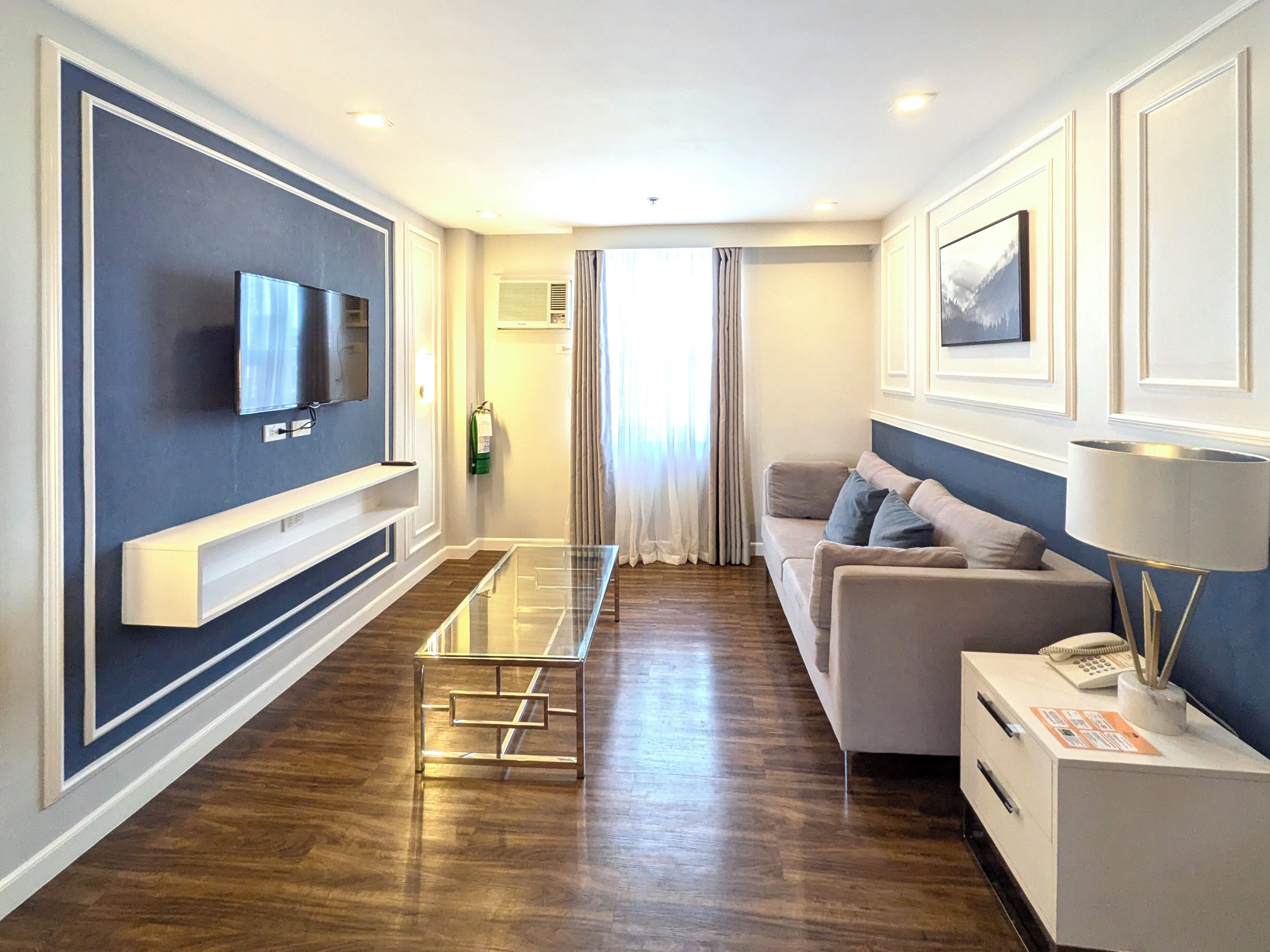 Deluxe Suite | Bathroom | Shower, free toiletries, hair dryer, towels