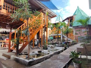Se sirven desayunos, almuerzos y cenas; cocina indonesia