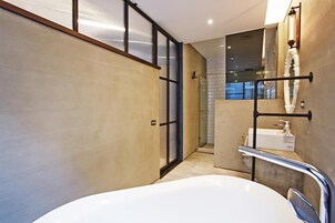 切格瓦拉 | 浴室 | 独立的浴缸和淋浴、深泡浴缸、大花洒淋浴喷头、吹风机