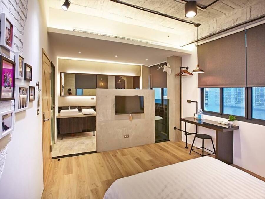 Room A - Hepburn | Desk, WiFi (free)