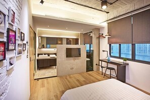  奧黛莉赫本 | 办公桌、免费 WiFi