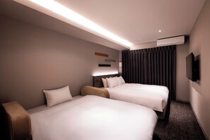 Queen room, Non Smoking | In-room safe, iron/ironing board - Rinn Sanjo Ohashi East (Kyoto)