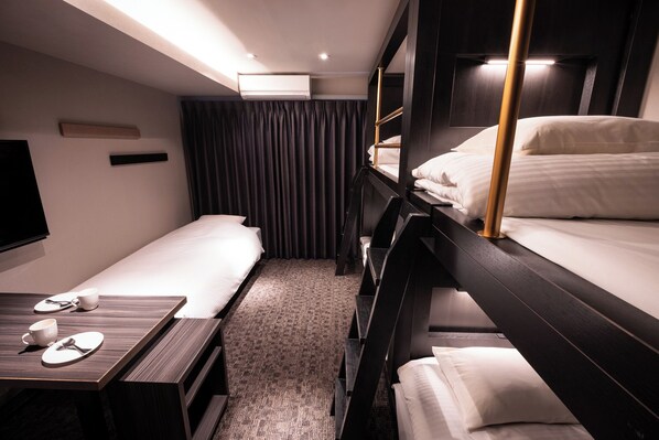 Habitación cuádruple, para no fumadores (Bunk bed) | Caja de seguridad en la habitación y tabla de planchar con plancha 