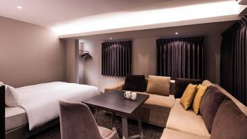 Deluxe Queen Room, Non Smoking | In-room safe, iron/ironing board