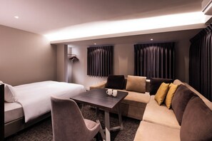 Habitación doble Deluxe, para no fumadores (Queen size bed) | Caja de seguridad en la habitación y tabla de planchar con plancha 