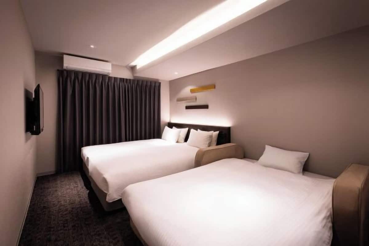 In-room safe, iron/ironing board