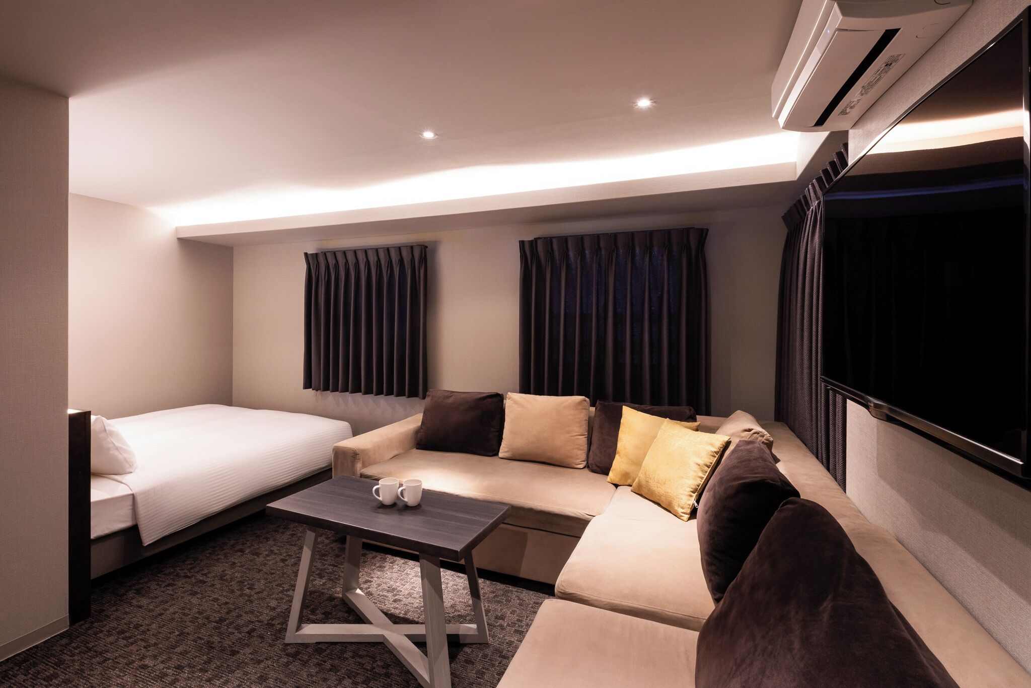 Superior Queen Room, Non Smoking | In-room safe, iron/ironing board