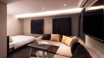 Superior Queen Room, Non Smoking | In-room safe, iron/ironing board