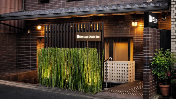 Un bâtiment avec une enseigne indiquant « Rinn Sanjo Ohashi Est » et une façade en briques.