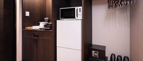 Caja de seguridad en la habitación y tabla de planchar con plancha