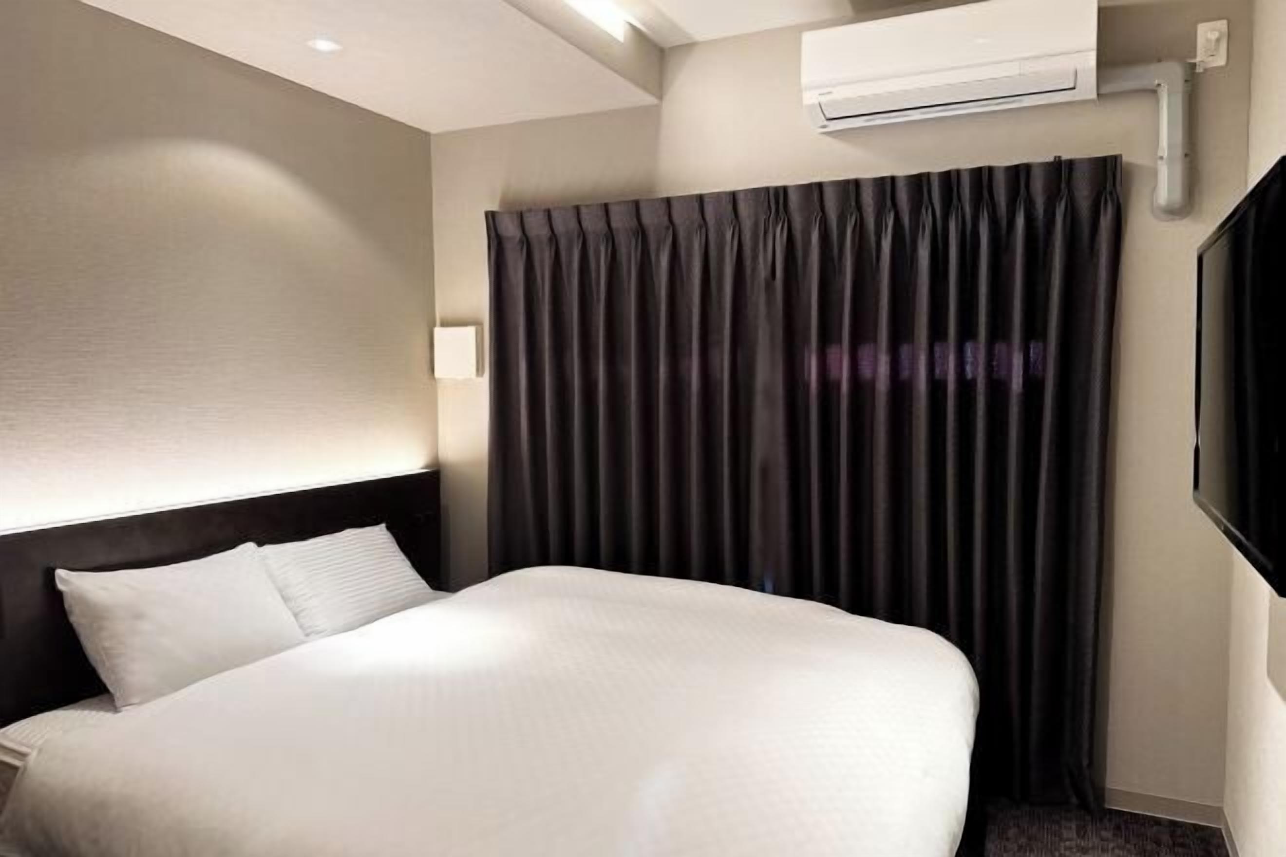 In-room safe, iron/ironing board