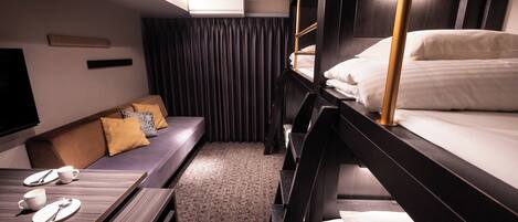 Chambre Quadruple, non-fumeurs (Bunk bed) | Coffres-forts dans les chambres, fer et planche Ă repasser