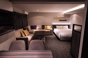 Family Queen Room, Non Smoking | In-room safe, iron/ironing board