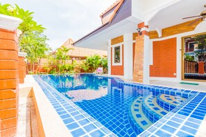 Outdoor pool, pool loungers - Garden Villa - Pattaya Holiday House Walking Street (Pattaya)