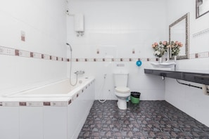 A bathroom with a bathtub, toilet, and sink. - Baan Kanittha - 5 Bedrooms Pool Villa (Pattaya)