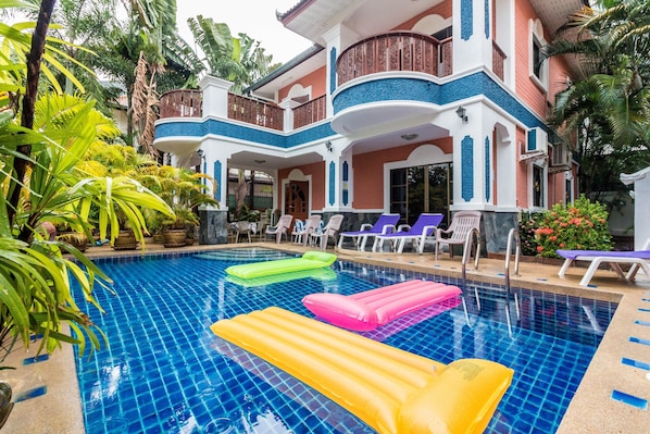 Outdoor pool, pool loungers - Baan Kanittha - 5 Bedrooms Pool Villa (Pattaya)