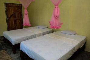 Zimmersafe, Schreibtisch, Bügeleisen/Bügelbrett, kostenlose Babybetten