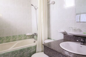 Combined shower/bathtub, free toiletries, hair dryer, slippers