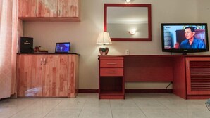 Een minibar, een bureau, verduisterende gordijnen