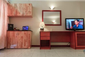 Minibar, desk, blackout drapes, rollaway beds - Sunny Hotel (Ho Chi Minh City)