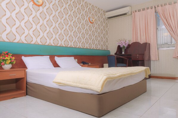 Minibar, desk, blackout curtains, rollaway beds - Sunny Hotel (Ho Chi Minh City)