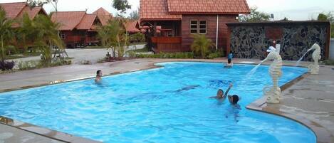 Kolam renang outdoor