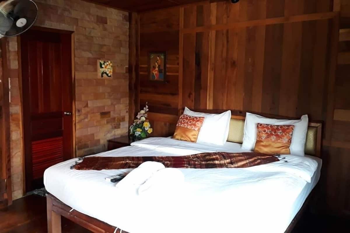 Thai House | Desk, free WiFi