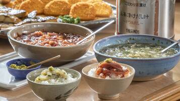 Café da manhã completo todos os dias (JPY 900 por pessoa)